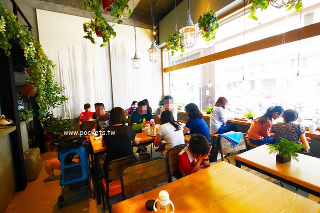 下町咖啡屋┃台中南屯美食：以貓頭鷹為主題的日式咖啡館，轉角遇見都市中的綠色森林，餐點以輕食甜點下午茶為主 @飛天璇的口袋