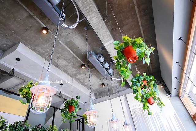 下町咖啡屋┃台中南屯美食：以貓頭鷹為主題的日式咖啡館，轉角遇見都市中的綠色森林，餐點以輕食甜點下午茶為主 @飛天璇的口袋