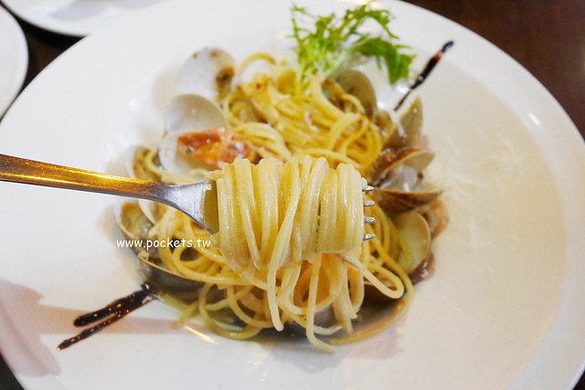 樂丘廚房 LEO CHIU┃台中東海美食：東海商圈超人氣義式餐廳，餐點平價好吃CP值高，下午茶舒芙蕾讓我吃完很驚艷 @飛天璇的口袋