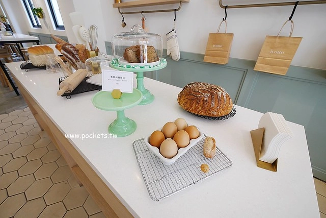 台中西屯｜Ivette cafe，座落於秋紅谷公園旁的貴婦級早午餐店，Tiffany藍的裝潢環境明亮 @飛天璇的口袋