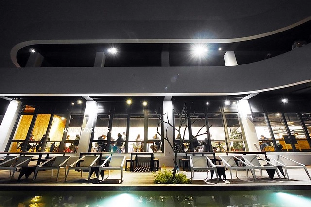 台中龍井｜綠朵休閒農場｜台中龍井純白色鋼琴外觀建築，可以同時觀賞日落和夜景，台中打卡景觀餐廳 @飛天璇的口袋