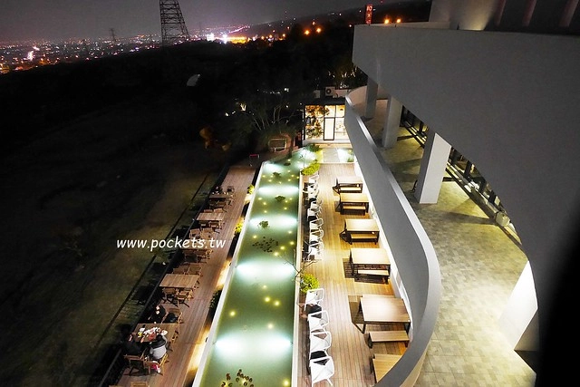 台中龍井｜綠朵休閒農場｜台中龍井純白色鋼琴外觀建築，可以同時觀賞日落和夜景，台中打卡景觀餐廳 @飛天璇的口袋