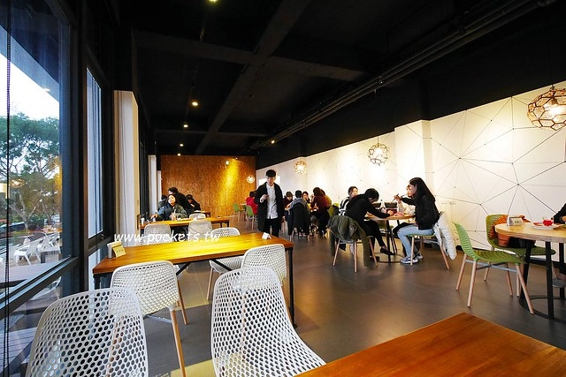 台中龍井｜綠朵休閒農場｜台中龍井純白色鋼琴外觀建築，可以同時觀賞日落和夜景，台中打卡景觀餐廳 @飛天璇的口袋