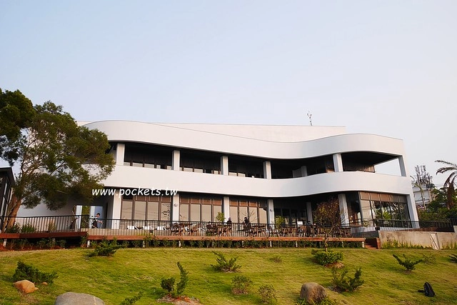 台中龍井｜綠朵休閒農場｜台中龍井純白色鋼琴外觀建築，可以同時觀賞日落和夜景，台中打卡景觀餐廳 @飛天璇的口袋