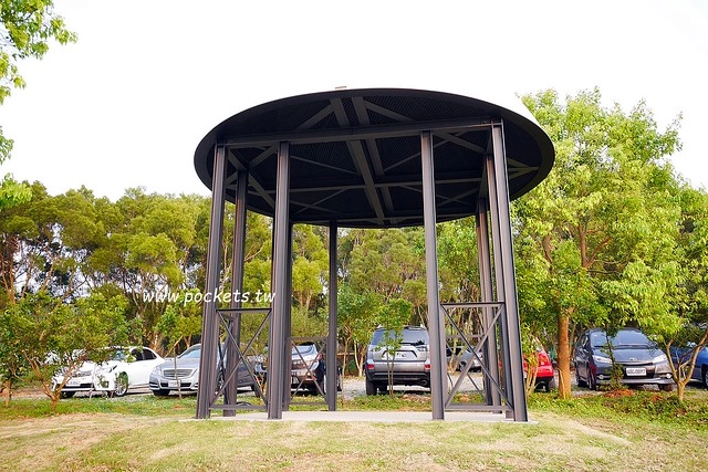 台中龍井｜綠朵休閒農場｜台中龍井純白色鋼琴外觀建築，可以同時觀賞日落和夜景，台中打卡景觀餐廳 @飛天璇的口袋