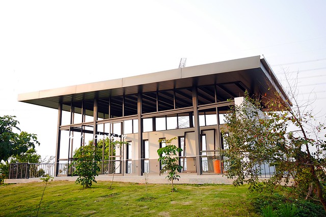 台中龍井｜綠朵休閒農場｜台中龍井純白色鋼琴外觀建築，可以同時觀賞日落和夜景，台中打卡景觀餐廳 @飛天璇的口袋