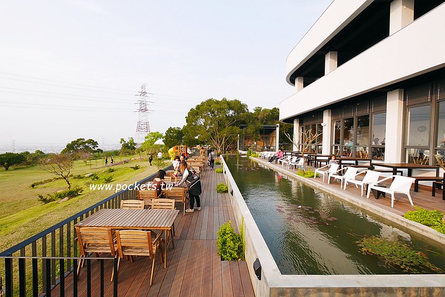 台中龍井｜綠朵休閒農場｜台中龍井純白色鋼琴外觀建築，可以同時觀賞日落和夜景，台中打卡景觀餐廳 @飛天璇的口袋