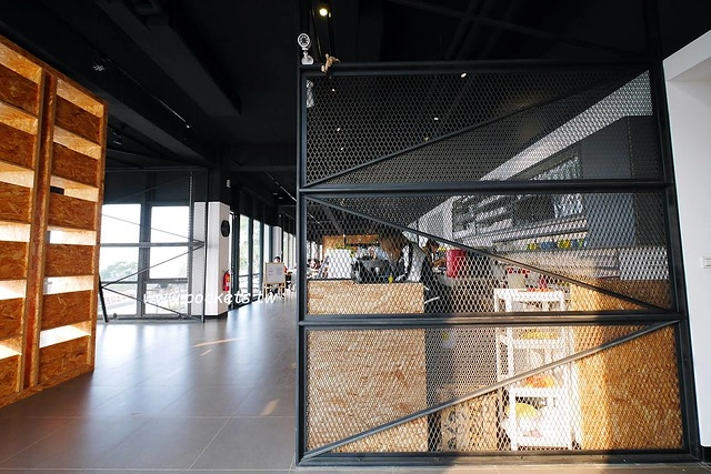 台中龍井｜綠朵休閒農場｜台中龍井純白色鋼琴外觀建築，可以同時觀賞日落和夜景，台中打卡景觀餐廳 @飛天璇的口袋