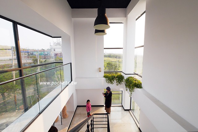 台中龍井｜綠朵休閒農場｜台中龍井純白色鋼琴外觀建築，可以同時觀賞日落和夜景，台中打卡景觀餐廳 @飛天璇的口袋