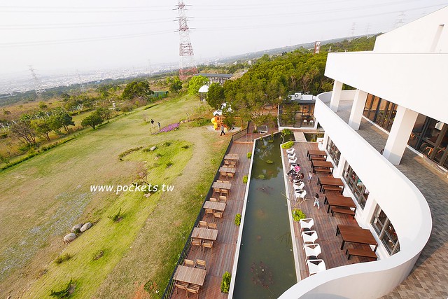 台中龍井｜綠朵休閒農場｜台中龍井純白色鋼琴外觀建築，可以同時觀賞日落和夜景，台中打卡景觀餐廳 @飛天璇的口袋