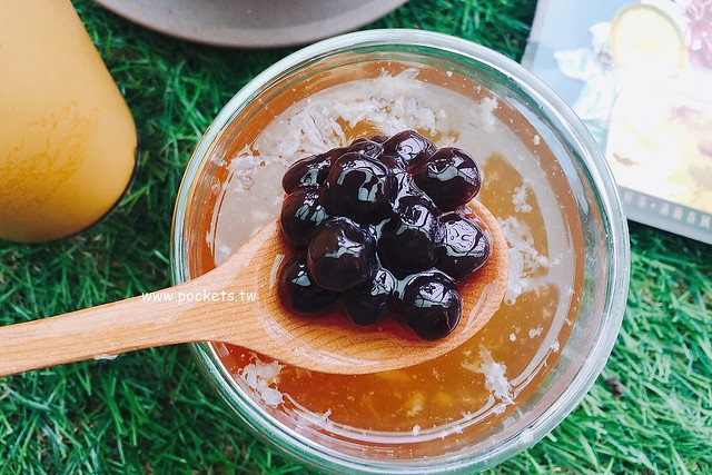 春芳號┃台中中區美食：很復古風的手搖飲料店，杯子還有假日限定款式，飲料真材實料又好喝 @飛天璇的口袋