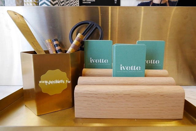 台中西屯｜Ivette cafe，座落於秋紅谷公園旁的貴婦級早午餐店，Tiffany藍的裝潢環境明亮 @飛天璇的口袋