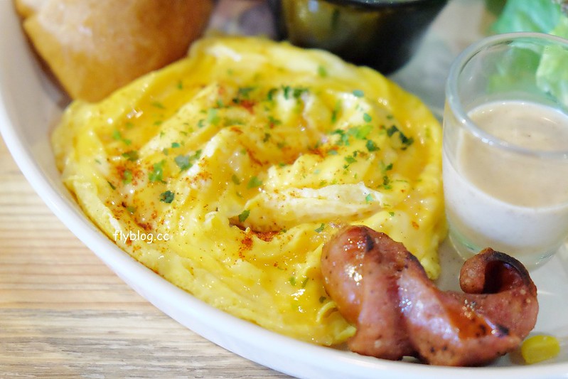 Cuppa Cafe．咖派咖啡：早午餐的份量很澎派，每日手作甜點供應，還有隱藏版的可愛拉花 @飛天璇的口袋