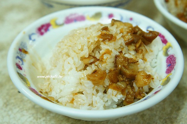 彰化夜市爌肉飯｜彰化人說沒吃過夜市爌肉飯就不算來過彰化！限量總是殘酷的，一開店就秒殺完售的超人氣美食 @飛天璇的口袋