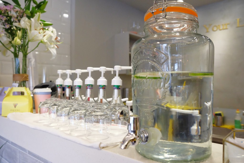 PIEPAI Cafe┃桃園美食：超夢幻網美咖啡館，桃園IG打卡名店，甜點夢幻又好拍，寵物友善餐廳 @飛天璇的口袋