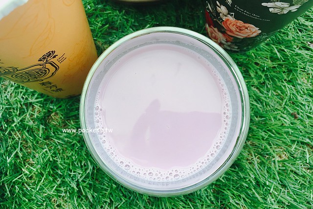 春芳號┃台中中區美食：很復古風的手搖飲料店，杯子還有假日限定款式，飲料真材實料又好喝 @飛天璇的口袋