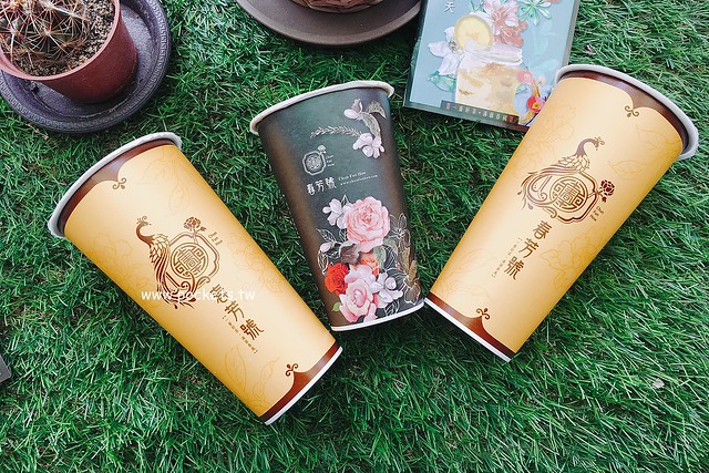 春芳號┃台中中區美食：很復古風的手搖飲料店，杯子還有假日限定款式，飲料真材實料又好喝 @飛天璇的口袋