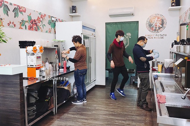 春芳號┃台中中區美食：很復古風的手搖飲料店，杯子還有假日限定款式，飲料真材實料又好喝 @飛天璇的口袋