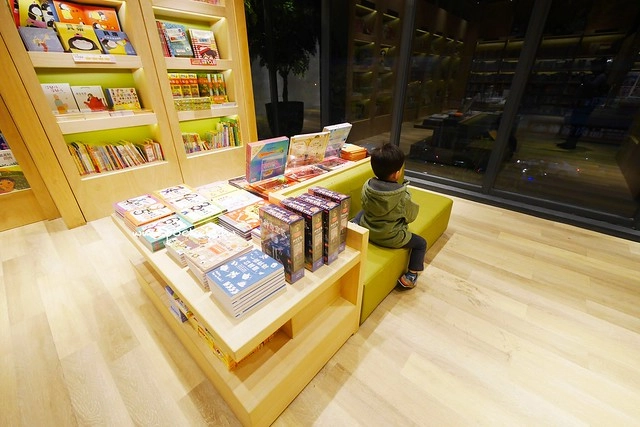 台中秀泰廣場站前店｜東區最潮藝術娛樂打卡新地標，結合美食、電影、購物、展覽和petite &eacute;tude小書房 @飛天璇的口袋