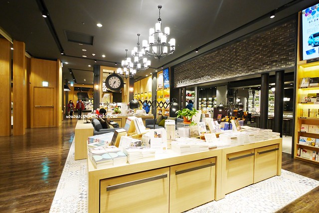 台中秀泰廣場站前店｜東區最潮藝術娛樂打卡新地標，結合美食、電影、購物、展覽和petite &eacute;tude小書房 @飛天璇的口袋