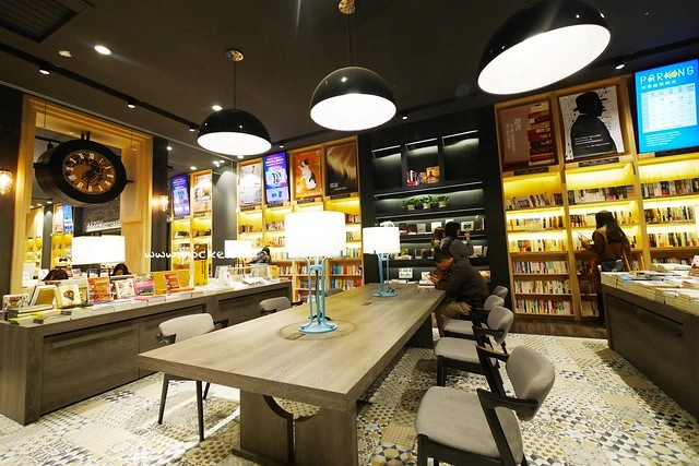 台中秀泰廣場站前店｜東區最潮藝術娛樂打卡新地標，結合美食、電影、購物、展覽和petite &eacute;tude小書房 @飛天璇的口袋