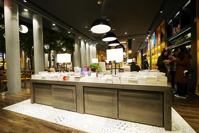 台中秀泰廣場站前店｜東區最潮藝術娛樂打卡新地標，結合美食、電影、購物、展覽和petite &eacute;tude小書房 @飛天璇的口袋