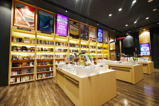 台中秀泰廣場站前店｜東區最潮藝術娛樂打卡新地標，結合美食、電影、購物、展覽和petite &eacute;tude小書房 @飛天璇的口袋