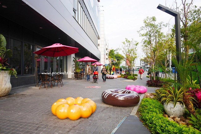 台中秀泰廣場站前店｜東區最潮藝術娛樂打卡新地標，結合美食、電影、購物、展覽和petite &eacute;tude小書房 @飛天璇的口袋