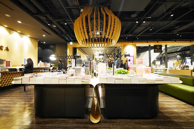 台中秀泰廣場站前店｜東區最潮藝術娛樂打卡新地標，結合美食、電影、購物、展覽和petite &eacute;tude小書房 @飛天璇的口袋