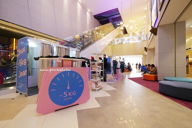 台中秀泰廣場站前店｜東區最潮藝術娛樂打卡新地標，結合美食、電影、購物、展覽和petite &eacute;tude小書房 @飛天璇的口袋