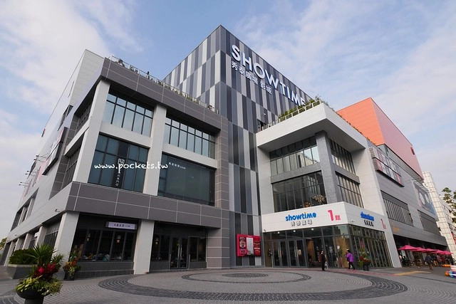 台中秀泰廣場站前店｜東區最潮藝術娛樂打卡新地標，結合美食、電影、購物、展覽和petite &eacute;tude小書房 @飛天璇的口袋