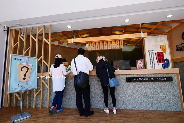 喫茶小舖┃台中北區美食：文青風新產品”哞”4月下旬全省門市同步販售，結合小農牧場契作鳳西紅鮮乳，超復古的”火金姑來喫茶”杯杯也將推出 @飛天璇的口袋