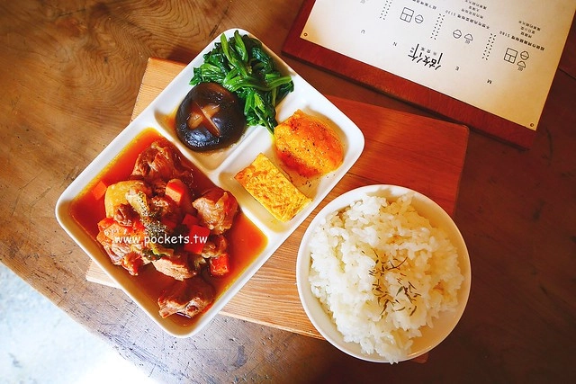 做作米食寓┃台中西區美食：有滿滿收藏品的藝文空間，賣著充滿溫度的米食料理，鄰近向上市場和家湯溫度 @飛天璇的口袋