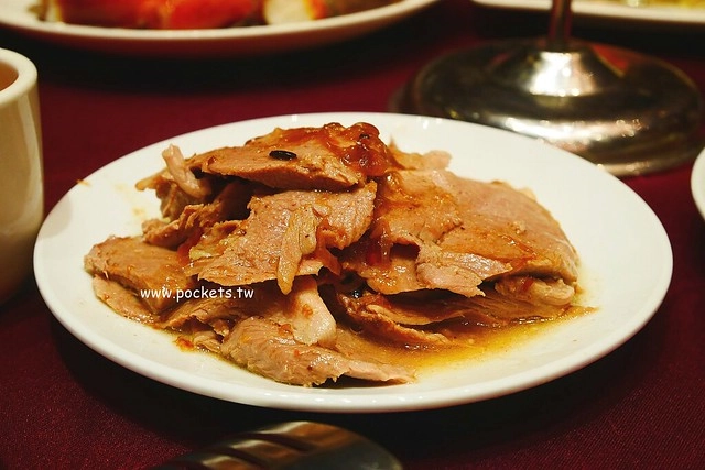 宜蘭礁溪｜蘭城晶英紅樓烤鴨，榮獲台灣十大烤鴨第一名，櫻桃霸王鴨一鴨五吃皮酥肉嫩 @飛天璇的口袋