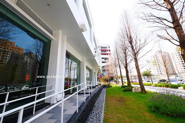 琴森林主題餐廳 PWF：純白鋼琴外型建築，前庭一片落羽松，還有黑白琴鍵人行道(已歇業) @飛天璇的口袋