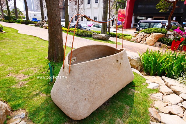 琴森林主題餐廳 PWF：純白鋼琴外型建築，前庭一片落羽松，還有黑白琴鍵人行道(已歇業) @飛天璇的口袋