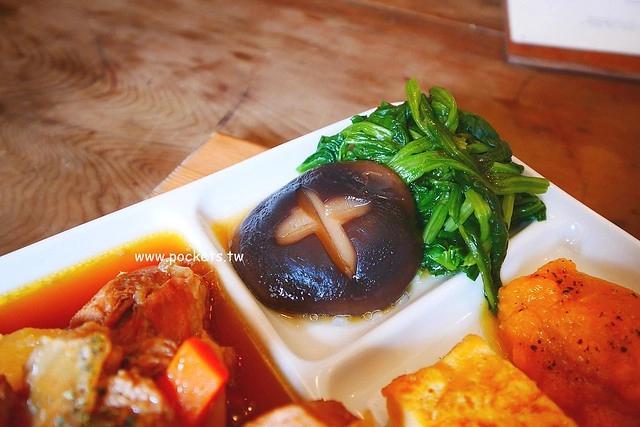 做作米食寓┃台中西區美食：有滿滿收藏品的藝文空間，賣著充滿溫度的米食料理，鄰近向上市場和家湯溫度 @飛天璇的口袋