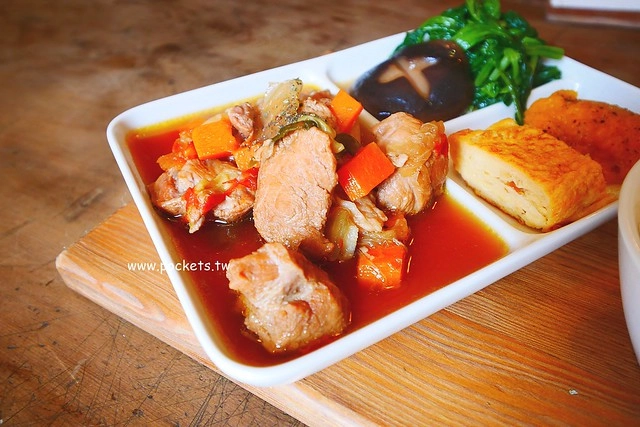 做作米食寓┃台中西區美食：有滿滿收藏品的藝文空間，賣著充滿溫度的米食料理，鄰近向上市場和家湯溫度 @飛天璇的口袋