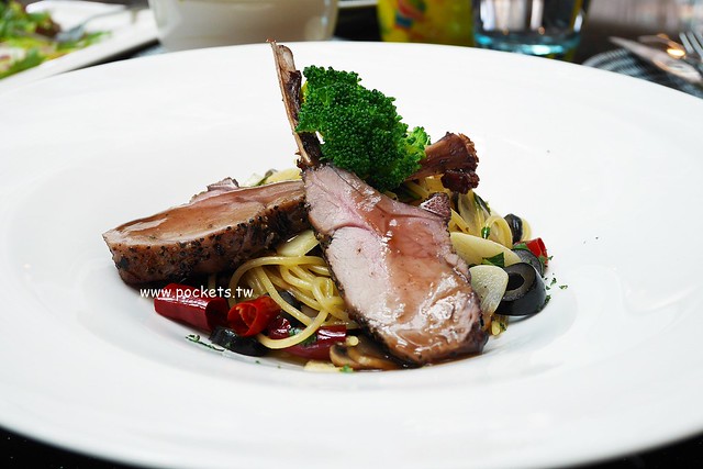 琴森林主題餐廳 PWF：純白鋼琴外型建築，前庭一片落羽松，還有黑白琴鍵人行道(已歇業) @飛天璇的口袋