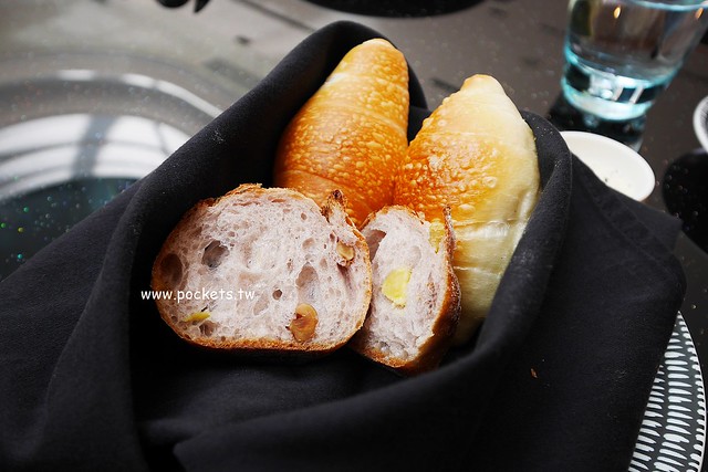 琴森林主題餐廳 PWF：純白鋼琴外型建築，前庭一片落羽松，還有黑白琴鍵人行道(已歇業) @飛天璇的口袋