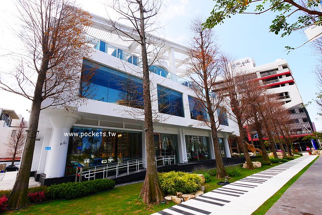 琴森林主題餐廳 PWF：純白鋼琴外型建築，前庭一片落羽松，還有黑白琴鍵人行道(已歇業) @飛天璇的口袋