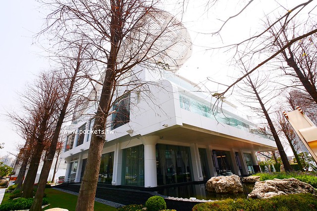 琴森林主題餐廳 PWF：純白鋼琴外型建築，前庭一片落羽松，還有黑白琴鍵人行道(已歇業) @飛天璇的口袋