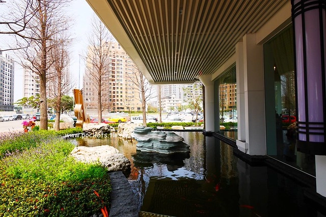 琴森林主題餐廳 PWF：純白鋼琴外型建築，前庭一片落羽松，還有黑白琴鍵人行道(已歇業) @飛天璇的口袋