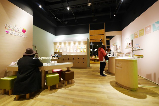 台中秀泰廣場站前店｜東區最潮藝術娛樂打卡新地標，結合美食、電影、購物、展覽和petite &eacute;tude小書房 @飛天璇的口袋