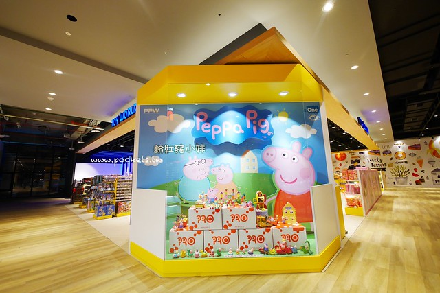 台中秀泰廣場站前店｜東區最潮藝術娛樂打卡新地標，結合美食、電影、購物、展覽和petite &eacute;tude小書房 @飛天璇的口袋