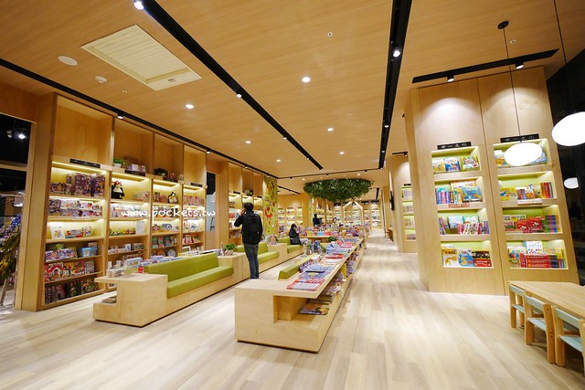 台中秀泰廣場站前店｜東區最潮藝術娛樂打卡新地標，結合美食、電影、購物、展覽和petite &eacute;tude小書房 @飛天璇的口袋