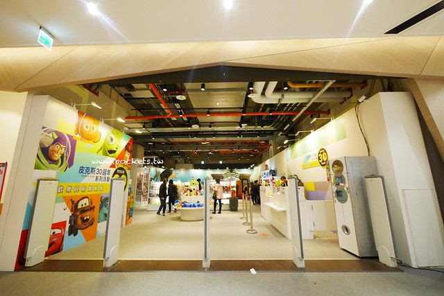 台中秀泰廣場站前店｜東區最潮藝術娛樂打卡新地標，結合美食、電影、購物、展覽和petite &eacute;tude小書房 @飛天璇的口袋