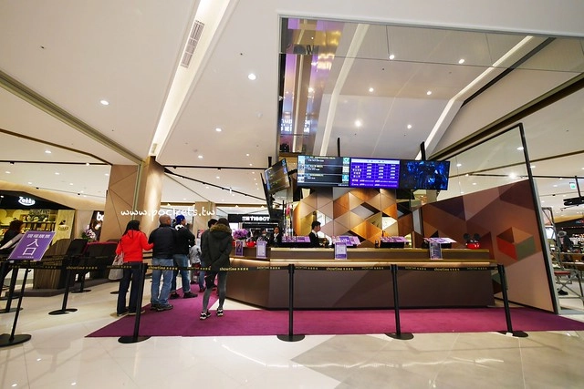 台中秀泰廣場站前店｜東區最潮藝術娛樂打卡新地標，結合美食、電影、購物、展覽和petite &eacute;tude小書房 @飛天璇的口袋