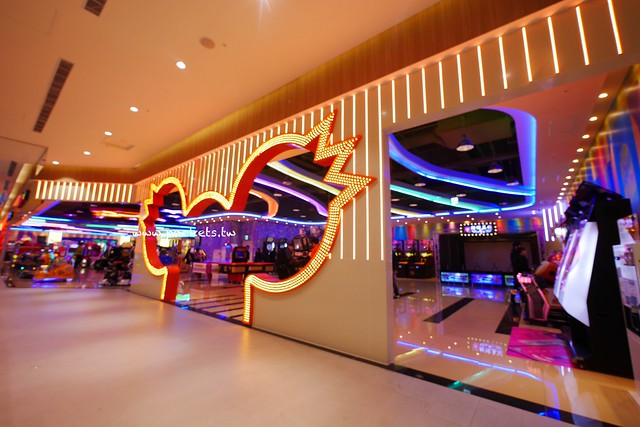 台中秀泰廣場站前店｜東區最潮藝術娛樂打卡新地標，結合美食、電影、購物、展覽和petite &eacute;tude小書房 @飛天璇的口袋