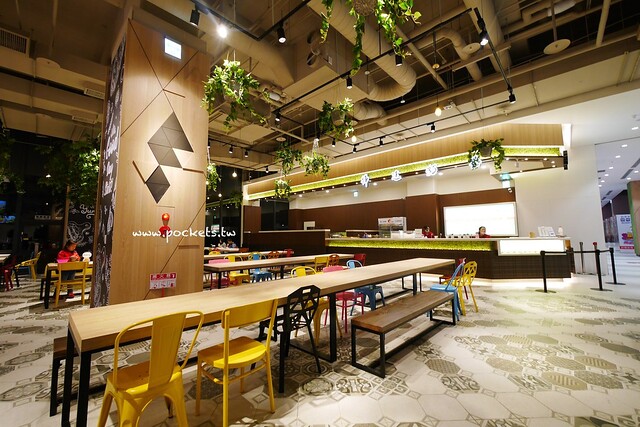 台中秀泰廣場站前店｜東區最潮藝術娛樂打卡新地標，結合美食、電影、購物、展覽和petite &eacute;tude小書房 @飛天璇的口袋